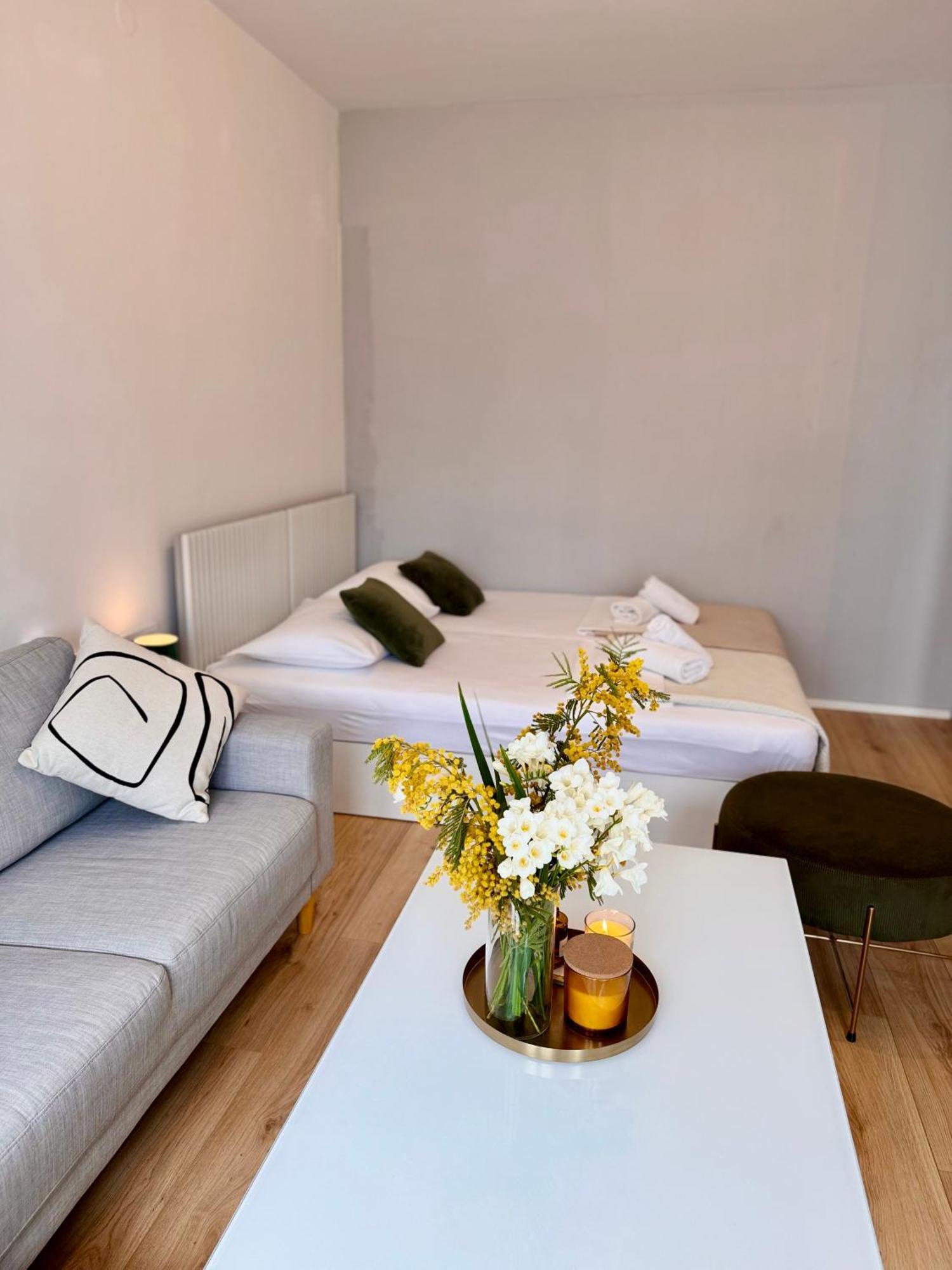 Cozy With Sunny Terrace Apartment *