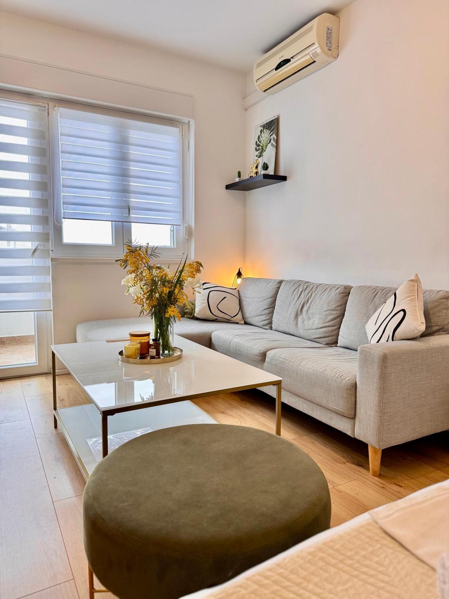 Cozy With Sunny Terrace Apartment *